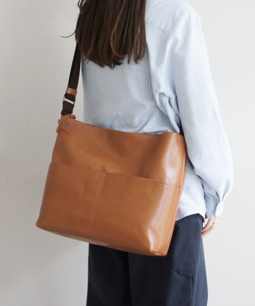 TIDEWAY（タイドウェイ）の「OIL SHRINK SHOULDER L/ TYP A4（ショルダーバッグ・メンズ・アッシュグレー/ブラック/ブラウン・FREE）」の3枚目の写真