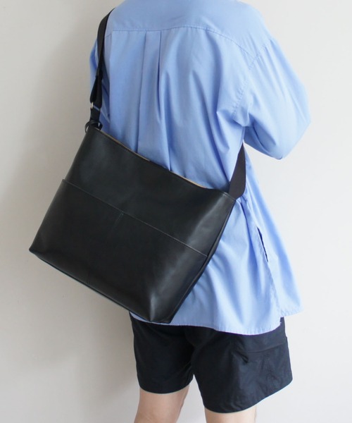 TIDEWAY（タイドウェイ）の「OIL SHRINK SHOULDER L/ TYP A4（ショルダーバッグ・メンズ・アッシュグレー/ブラック/ブラウン・FREE）」の2枚目の写真