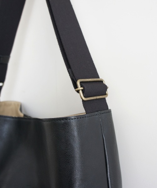 TIDEWAY（タイドウェイ）の「OIL SHRINK SHOULDER L/ TYP A4（ショルダーバッグ・メンズ・アッシュグレー/ブラック/ブラウン・FREE）」の9枚目の写真