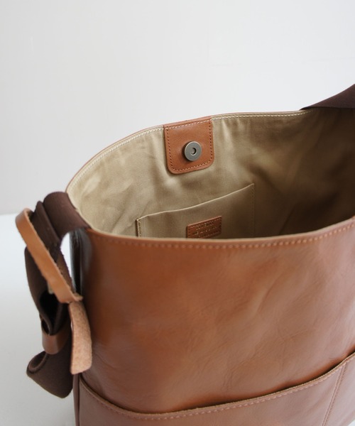 TIDEWAY（タイドウェイ）の「OIL SHRINK SHOULDER L/ TYP A4（ショルダーバッグ・メンズ・アッシュグレー/ブラック/ブラウン・FREE）」の18枚目の写真