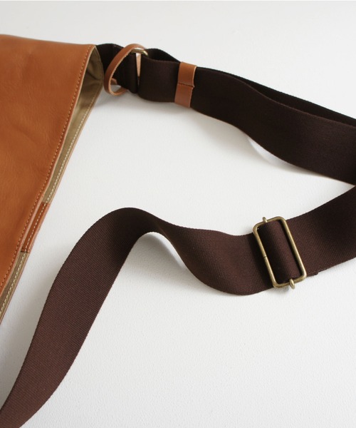 TIDEWAY（タイドウェイ）の「OIL SHRINK SHOULDER L/ TYP A4（ショルダーバッグ・メンズ・アッシュグレー/ブラック/ブラウン・FREE）」の16枚目の写真