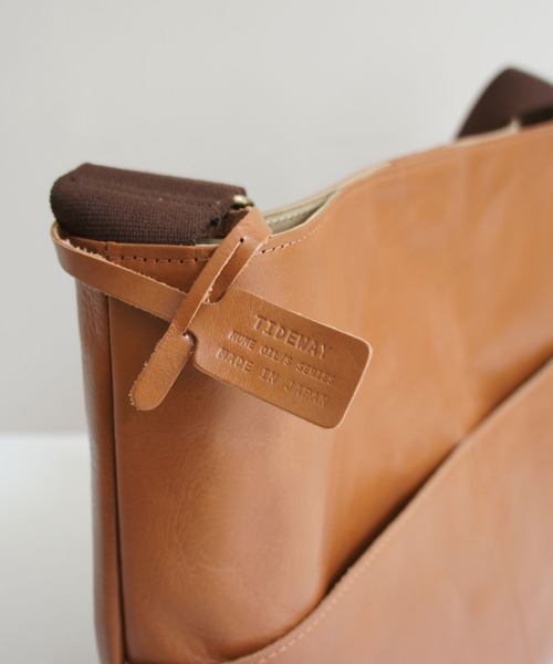 TIDEWAY（タイドウェイ）の「OIL SHRINK SHOULDER L/ TYP A4（ショルダーバッグ・メンズ・アッシュグレー/ブラック/ブラウン・FREE）」の4枚目の写真