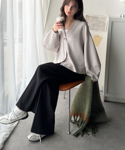 classicalelf(クラシカルエルフ)の「秋を先取り☆朝晩の羽織りにも♪華奢見え!たっぽり袖×ゴールドボタンの欲張りカーデ。ランタンスリーブ金釦Vネックカーディガン(カーディガン/ボレロ・レディース・アッシュブラウン/ブラック/アイボリー/ライトグレー・LARGE/MEDIUM/SMALL/X-LARGE)」の14枚目の写真