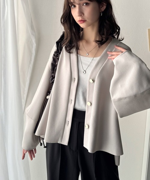 classicalelf(クラシカルエルフ)の「秋を先取り☆朝晩の羽織りにも♪華奢見え!たっぽり袖×ゴールドボタンの欲張りカーデ。ランタンスリーブ金釦Vネックカーディガン(カーディガン/ボレロ・レディース・アッシュブラウン/ブラック/アイボリー/ライトグレー・LARGE/MEDIUM/SMALL/X-LARGE)」の15枚目の写真