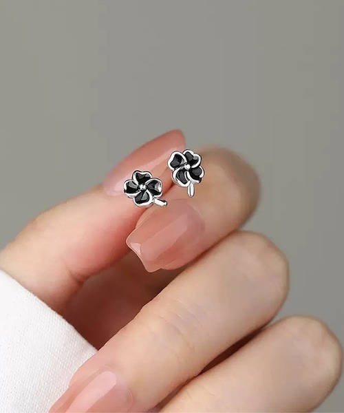 Fun & Daily(ファンアンドデイリー)の「F&D : クローバースモールピアス(ピアス(両耳用)・レディース・シルバー・FREE)」の1枚目の写真