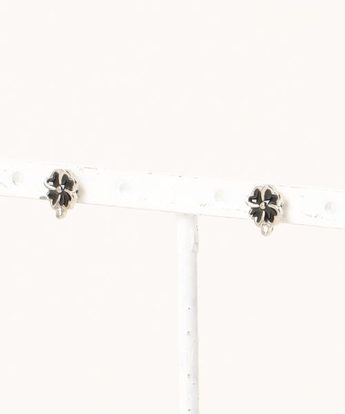 Fun & Daily(ファンアンドデイリー)の「F&D : クローバースモールピアス(ピアス(両耳用)・レディース・シルバー・FREE)」の4枚目の写真