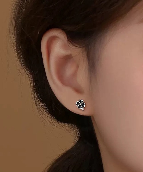 Fun & Daily(ファンアンドデイリー)の「F&D : クローバースモールピアス(ピアス(両耳用)・レディース・シルバー・FREE)」の2枚目の写真