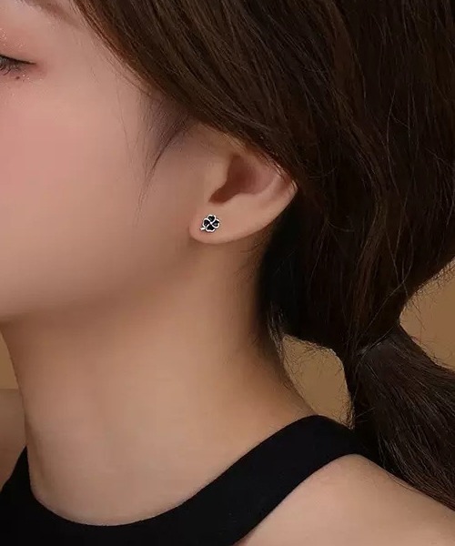Fun & Daily(ファンアンドデイリー)の「F&D : クローバースモールピアス(ピアス(両耳用)・レディース・シルバー・FREE)」の3枚目の写真