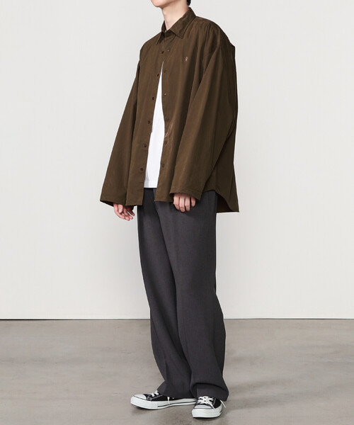 GYMPHLEX（ジムフレックス）の「Gymphlex | ピーチスキン レギュラーカラー長袖シャツ MEN（シャツ/ブラウス・メンズ・ブラウン/ブラック・L/M）」の4枚目の写真