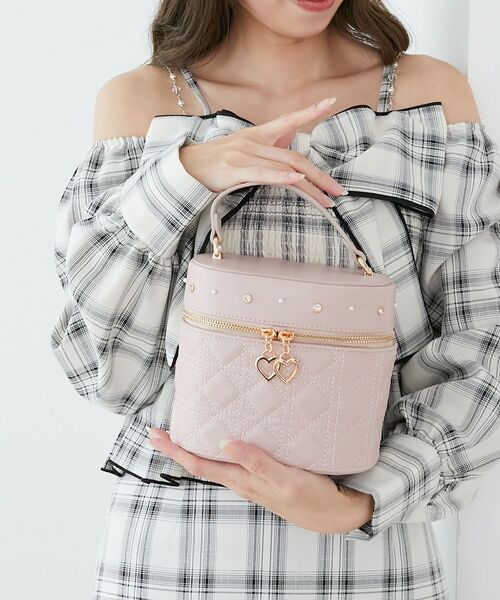 MAJESTIC LEGON（マジェスティックレゴン）の「ビジューキルティングバニティ（ショルダーバッグ・レディース・ピンク/アイボリー/ブラック・FREE）」の3枚目の写真