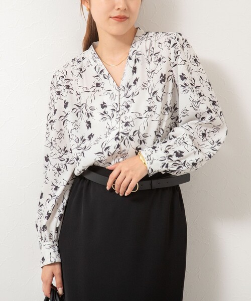 NOLLEY’S Sophi(ノーリーズソフィ)の「ウォッシャブルジョーゼットVネックブラウス(シャツ/ブラウス・レディース・ベビーピンク/オフホワイト/ホワイト系その他2・36/38)」の2枚目の写真