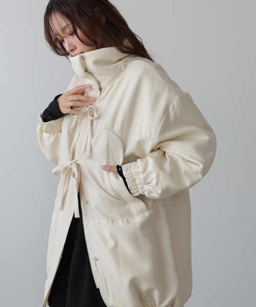 Bab（バブ）の「中綿フロントリボンモンスターコート（ダウンジャケット/コート・レディース・アイボリー/チャコールグレー・M）」の2枚目の写真
