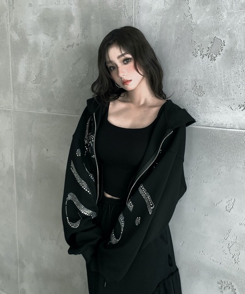 VEILA(ヴェイラ)の「ラインストーンジップパーカー(パーカー・レディース・ブラック・フリー)」の2枚目の写真