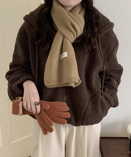 SHEPP(シープ)の「【8色展開】ニットボリュームマフラー / ワンポイントタグデザインマフラー(マフラー・レディース・ブラウン/レッド/ベージュ/イエロー/アイボリー/ブラック/グレー/ネイビー・F)」の5枚目の写真