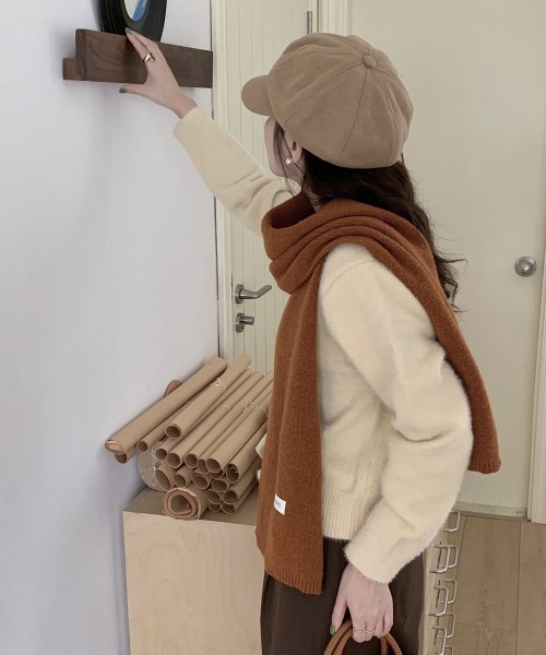 SHEPP(シープ)の「【8色展開】ニットボリュームマフラー / ワンポイントタグデザインマフラー(マフラー・レディース・ブラウン/レッド/ベージュ/イエロー/アイボリー/ブラック/グレー/ネイビー・F)」の12枚目の写真
