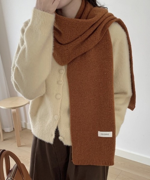SHEPP(シープ)の「【8色展開】ニットボリュームマフラー / ワンポイントタグデザインマフラー(マフラー・レディース・ブラウン/レッド/ベージュ/イエロー/アイボリー/ブラック/グレー/ネイビー・F)」の13枚目の写真