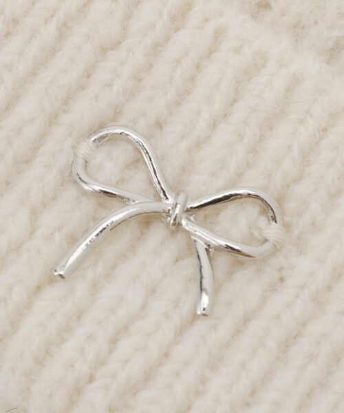 SHOO・LA・RUE(シューラルー)の「リボンチャーム付き切り替えワッチ(ニットキャップ/ビーニー・レディース・アイボリー/ブラック・00)」の4枚目の写真