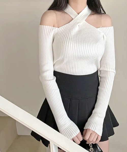 REMUR(レミュール)の「クロスホルターネックオフショルリブニット(ニット/セーター・レディース・ホワイト/キャメル/ブラック/ライトベージュ・FREE)」の5枚目の写真