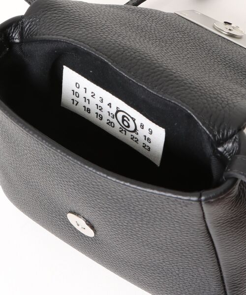 MM6 Maison Margiela（ｴﾑｴﾑｼｯｸｽ ﾒｿﾞﾝ ﾏﾙｼﾞｪﾗ）の「NUMERIC CROSSBODY（ボディバッグ/ウエストポーチ・キッズ・ブラック・UNI）」の9枚目の写真