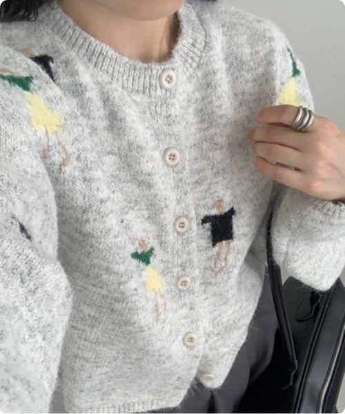 I.O.E(アイオイ)の「キャラクター刺繍のラウンドニットカーデ(カーディガン/ボレロ・レディース・ライトグレー/ダークグレー/オートミール・FREE)」の2枚目の写真