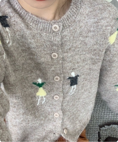 I.O.E(アイオイ)の「キャラクター刺繍のラウンドニットカーデ(カーディガン/ボレロ・レディース・ライトグレー/ダークグレー/オートミール・FREE)」の5枚目の写真