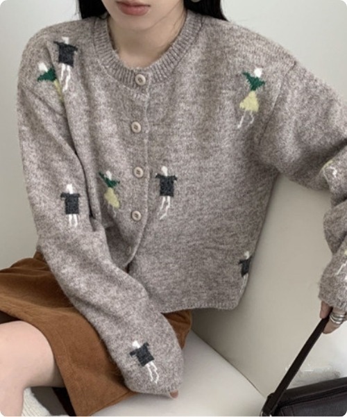 I.O.E(アイオイ)の「キャラクター刺繍のラウンドニットカーデ(カーディガン/ボレロ・レディース・ライトグレー/ダークグレー/オートミール・FREE)」の6枚目の写真