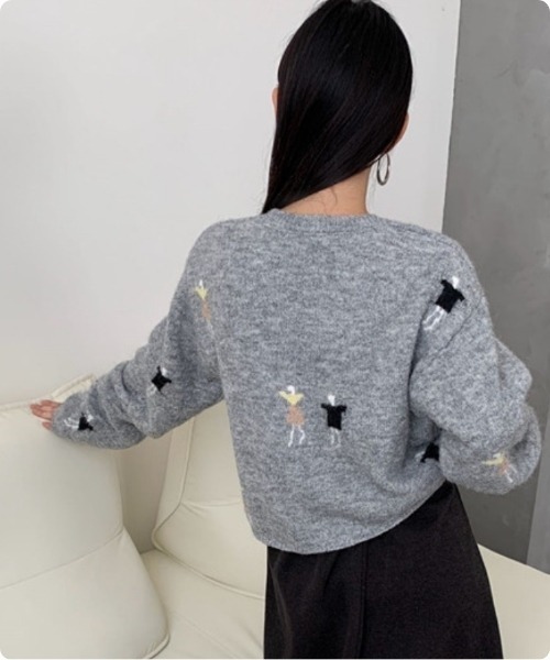 I.O.E(アイオイ)の「キャラクター刺繍のラウンドニットカーデ(カーディガン/ボレロ・レディース・ライトグレー/ダークグレー/オートミール・FREE)」の7枚目の写真