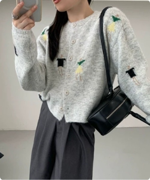 I.O.E(アイオイ)の「キャラクター刺繍のラウンドニットカーデ(カーディガン/ボレロ・レディース・ライトグレー/ダークグレー/オートミール・FREE)」の9枚目の写真