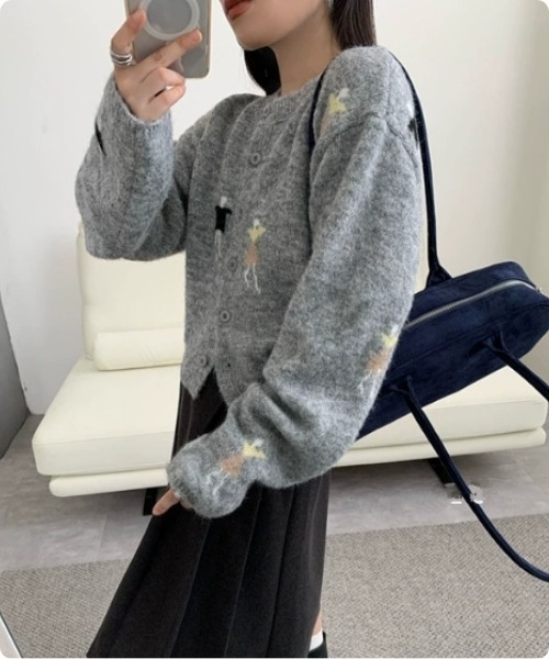 I.O.E(アイオイ)の「キャラクター刺繍のラウンドニットカーデ(カーディガン/ボレロ・レディース・ライトグレー/ダークグレー/オートミール・FREE)」の10枚目の写真