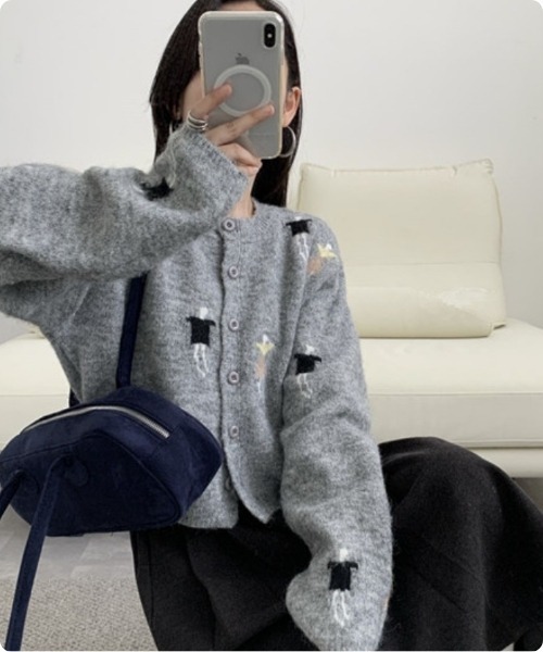 I.O.E(アイオイ)の「キャラクター刺繍のラウンドニットカーデ(カーディガン/ボレロ・レディース・ライトグレー/ダークグレー/オートミール・FREE)」の12枚目の写真