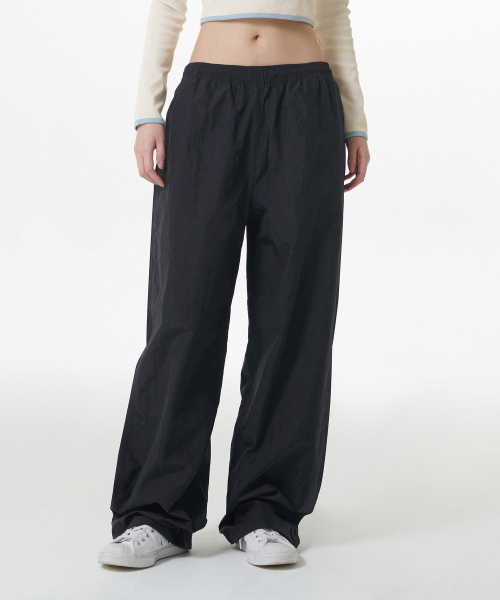 MUSINSA STANDARD WOMAN（ムシンサスタンダードウーマン）の「ウィメンズ ナイロン ワイド ストリングパンツ [ダークグレー]（その他パンツ・レディース・その他・30/24/26/28）」の2枚目の写真