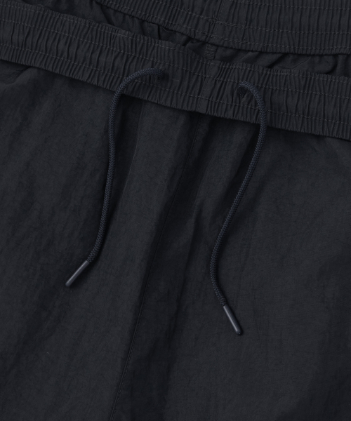 MUSINSA STANDARD WOMAN（ムシンサスタンダードウーマン）の「ウィメンズ ナイロン ワイド ストリングパンツ [ダークグレー]（その他パンツ・レディース・その他・30/24/26/28）」の4枚目の写真