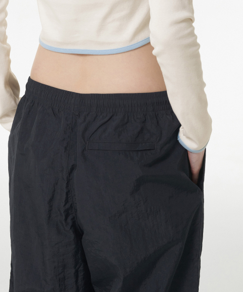 MUSINSA STANDARD WOMAN（ムシンサスタンダードウーマン）の「ウィメンズ ナイロン ワイド ストリングパンツ [ダークグレー]（その他パンツ・レディース・その他・30/24/26/28）」の5枚目の写真