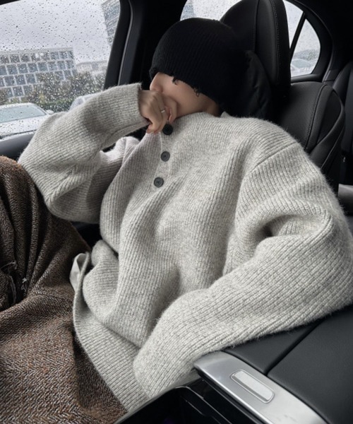 NOWLE(ノウル)の「【NOWLE】リブ編み ヘンリーネック風 ニットセーター(ニット/セーター・メンズ・グレー・MEDIUM/LARGE/SMALL)」の2枚目の写真