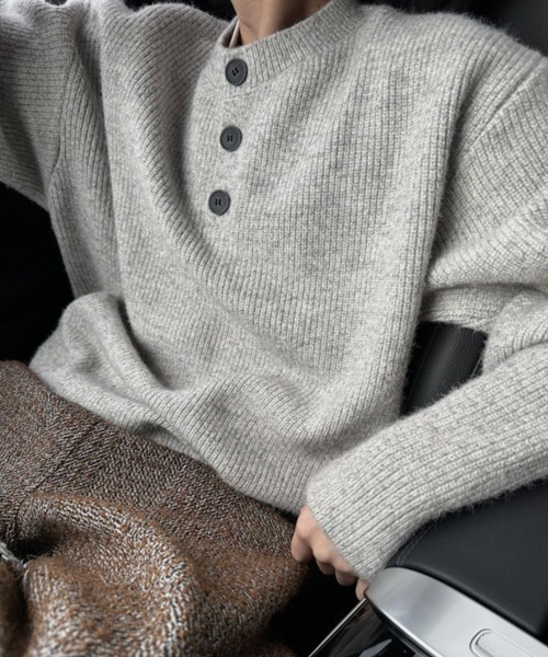 NOWLE(ノウル)の「【NOWLE】リブ編み ヘンリーネック風 ニットセーター(ニット/セーター・メンズ・グレー・MEDIUM/LARGE/SMALL)」の3枚目の写真