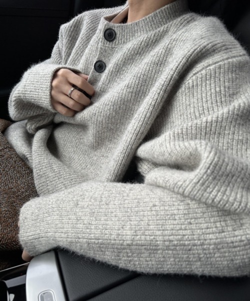 NOWLE(ノウル)の「【NOWLE】リブ編み ヘンリーネック風 ニットセーター(ニット/セーター・メンズ・グレー・MEDIUM/LARGE/SMALL)」の4枚目の写真