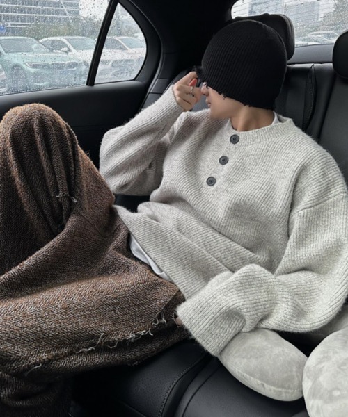 NOWLE(ノウル)の「【NOWLE】リブ編み ヘンリーネック風 ニットセーター(ニット/セーター・メンズ・グレー・MEDIUM/LARGE/SMALL)」の5枚目の写真