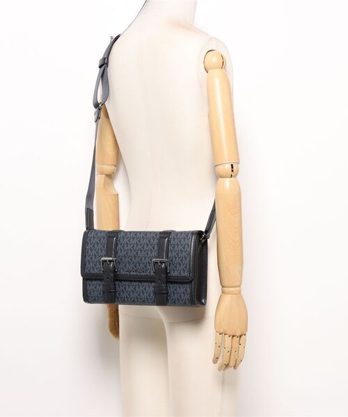MICHAEL KORS(マイケルコース)の「COOPER TRUNK XBODY クロスボディ(ショルダーバッグ・メンズ・ブルー系その他・FREE)」の5枚目の写真