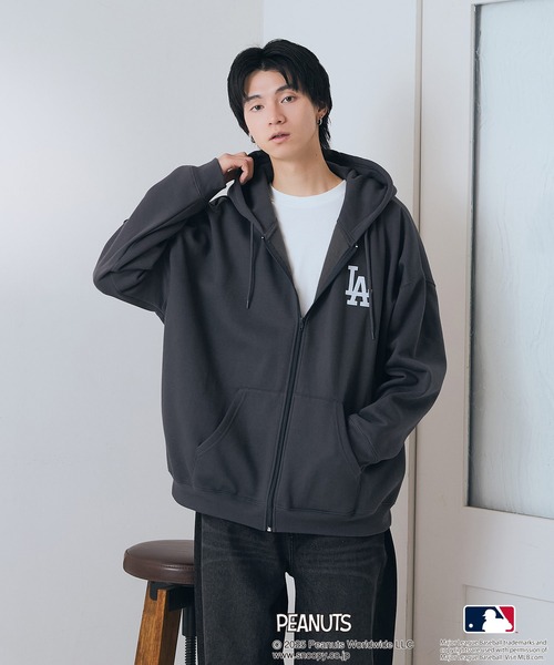 PEANUTS（ピーナッツ）の「【PEANUTS×MLB】オリジナルデザイン フルジップパーカー ヤンキース ドジャース カブス キャラクター（パーカー・メンズ・グレー系その他2/グレー系その他/ブルー系その他2/ブラック系その他3/ブラック系その他/ベージュ系その他3・MEDIUM/X-LARGE/LARGE）」の14枚目の写真