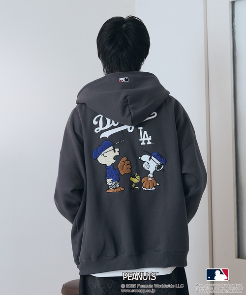 PEANUTS（ピーナッツ）の「【PEANUTS×MLB】オリジナルデザイン フルジップパーカー ヤンキース ドジャース カブス キャラクター（パーカー・メンズ・グレー系その他2/グレー系その他/ブルー系その他2/ブラック系その他3/ブラック系その他/ベージュ系その他3・MEDIUM/X-LARGE/LARGE）」の17枚目の写真