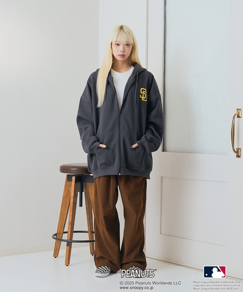 PEANUTS（ピーナッツ）の「【PEANUTS×MLB】オリジナルデザイン フルジップパーカー ヤンキース ドジャース カブス キャラクター（パーカー・メンズ・グレー系その他2/グレー系その他/ブルー系その他2/ブラック系その他3/ブラック系その他/ベージュ系その他3・MEDIUM/X-LARGE/LARGE）」の22枚目の写真