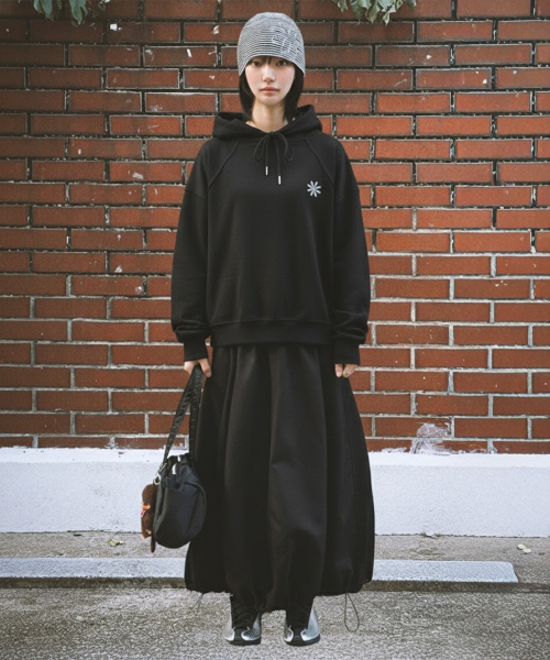 DAMISH(ダミシュ)の「デイジー刺繍シンボルロゴフード_ブラック(パーカー・レディース・ブラック・MEDIUM/LARGE)」の5枚目の写真