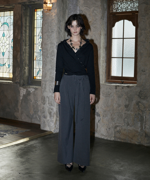 VOONT(ブント)の「Looped Stripe Slacks (CHARCOAL)(スラックス・レディース・チャコールグレー・SMALL/MEDIUM)」の2枚目の写真