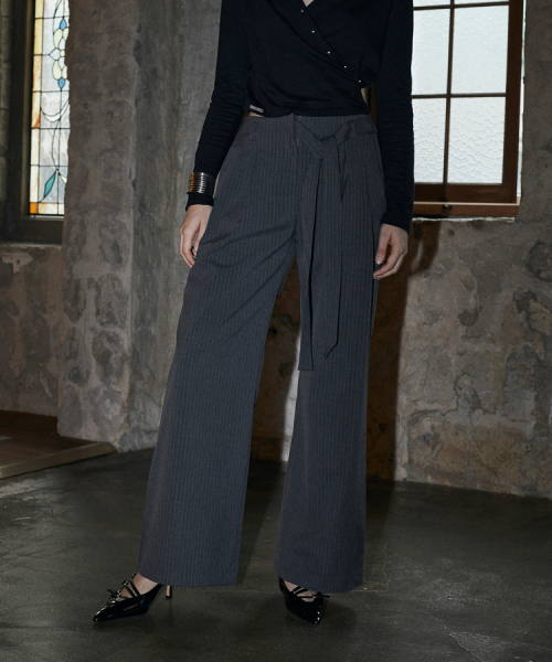 VOONT(ブント)の「Looped Stripe Slacks (CHARCOAL)(スラックス・レディース・チャコールグレー・SMALL/MEDIUM)」の8枚目の写真