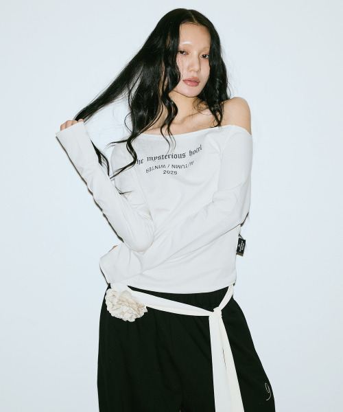 THE MYSTERIOUS HOTEL（ザミステリアスホテル）の「TMH ESSENTIAL OFF-SHDR T [3 Color]（Tシャツ/カットソー・レディース・ライトグレー/ブラック/アイボリー・FREE）」の4枚目の写真