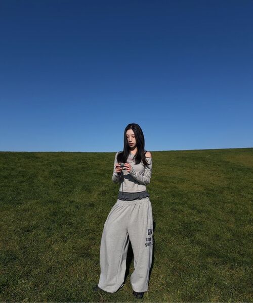 THE MYSTERIOUS HOTEL（ザミステリアスホテル）の「TMH ESSENTIAL OFF-SHDR T [3 Color]（Tシャツ/カットソー・レディース・ライトグレー/ブラック/アイボリー・FREE）」の9枚目の写真