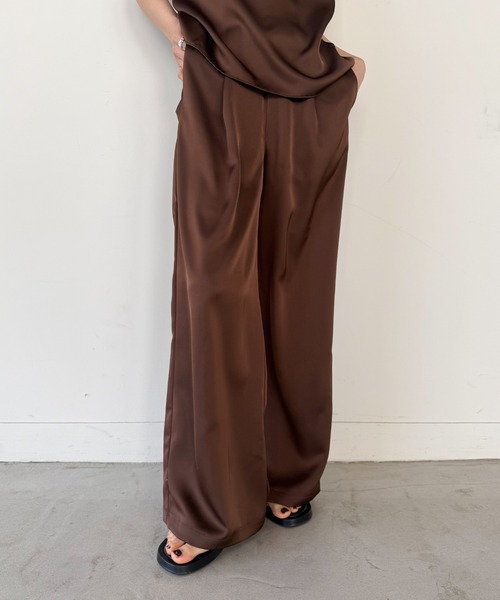 select MOCA by son（セレクトモカバイソン）の「ストレートイージーサテンタックパンツ【セットアップ対応】【by SON】（その他パンツ・レディース・ブラウン/アイボリー/ブラック・FREE）」の3枚目の写真