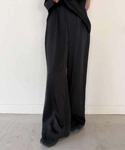 select MOCA by son（セレクトモカバイソン）の「ストレートイージーサテンタックパンツ【セットアップ対応】【by SON】（その他パンツ・レディース・ブラウン/アイボリー/ブラック・FREE）」の2枚目の写真