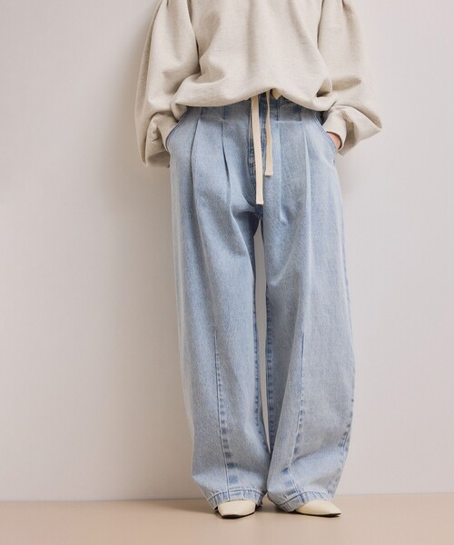 ADAM ET ROPE'（アダムエロペ）の「【WEB限定】2タックカーブデニムパンツ（デニムパンツ・レディース・サックスブルー/ブラック・36/38/34）」の2枚目の写真