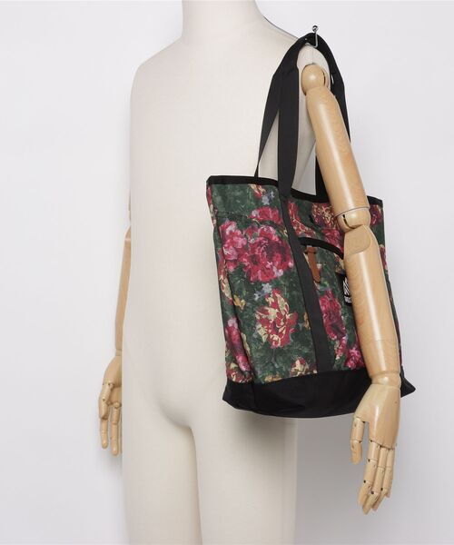 GREGORY(グレゴリー)の「ティーニートート TEENY TOTE V2 ボタニカルタペストリー(トートバッグ・メンズ・レッド系その他・ONE SIZE)」の2枚目の写真